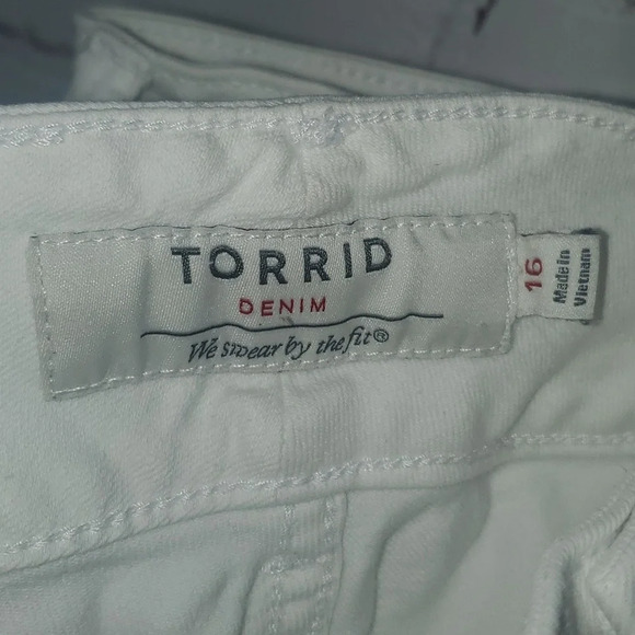 Torrid White Non-Distressed Jean Shorts Size 16 - Picture 10 of 16